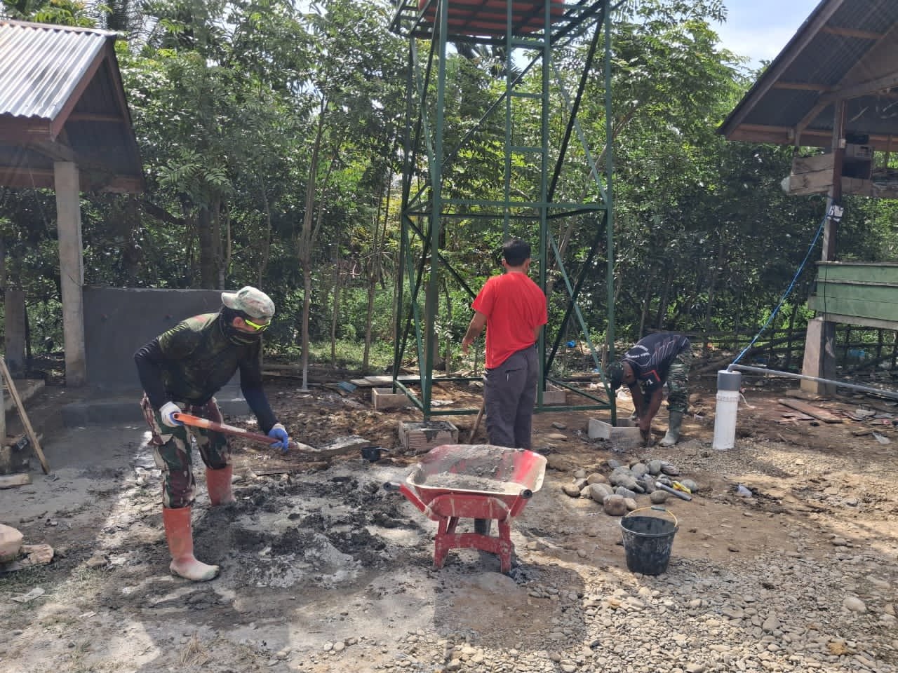 Satgas TMMD Ke-129 Kodim 0102/Pidie Kebut Pemasangan Tower Tandon Air Demi Kebutuhan Santri