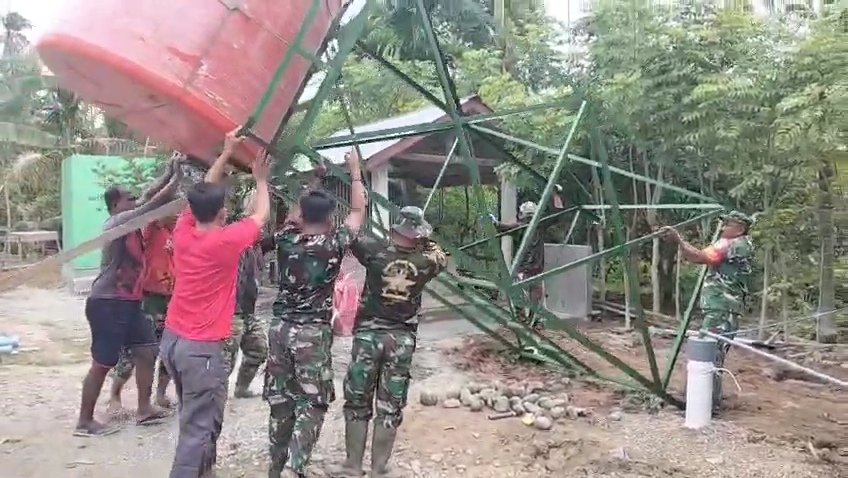 Hari Libur Tetap Mengabdi, Satgas TMMD Ke-129 Wujudkan Fasilitas Air Bersih di Dayah Lhok Panah