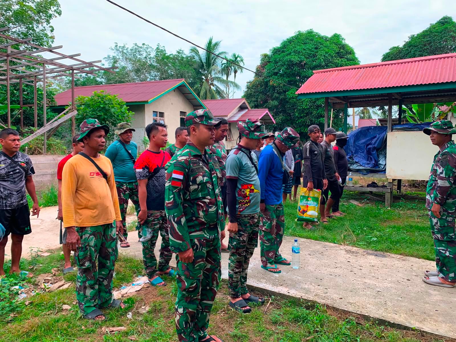 PJ. DANRAMIL 1206-01/EMBALOH HILIR PIMPIN APEL KERJA ANGGOTA SATGAS TMMD KODIM 1206/PUTUSSIBAU BERSAMA MASYARAKAT DESA BELATUNG