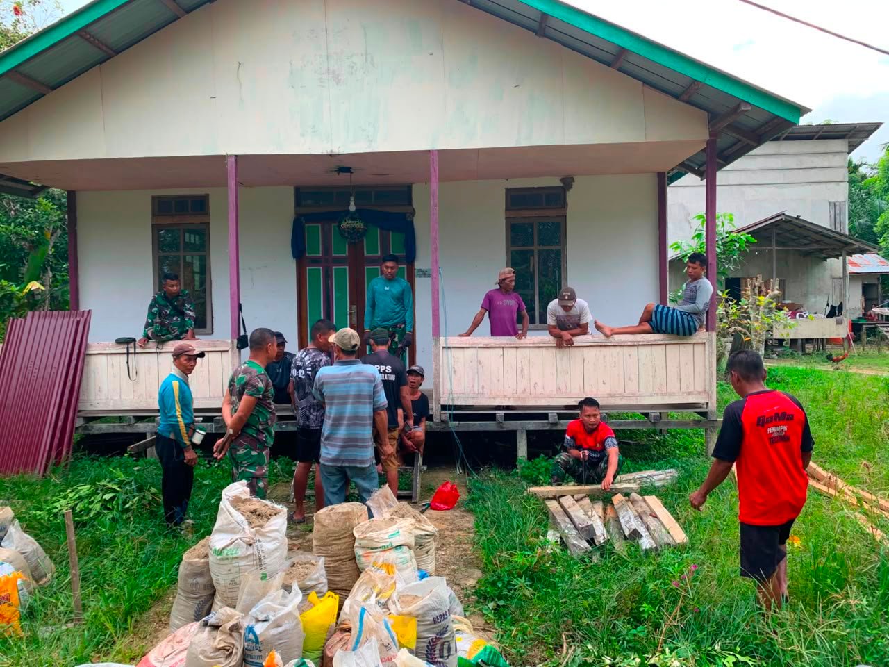 Kekompakan Bersama Warga”, Satgas TMMD Kodim 1206/Putussibau Mulai Bangun MCK untuk Warga Dusun Belatung