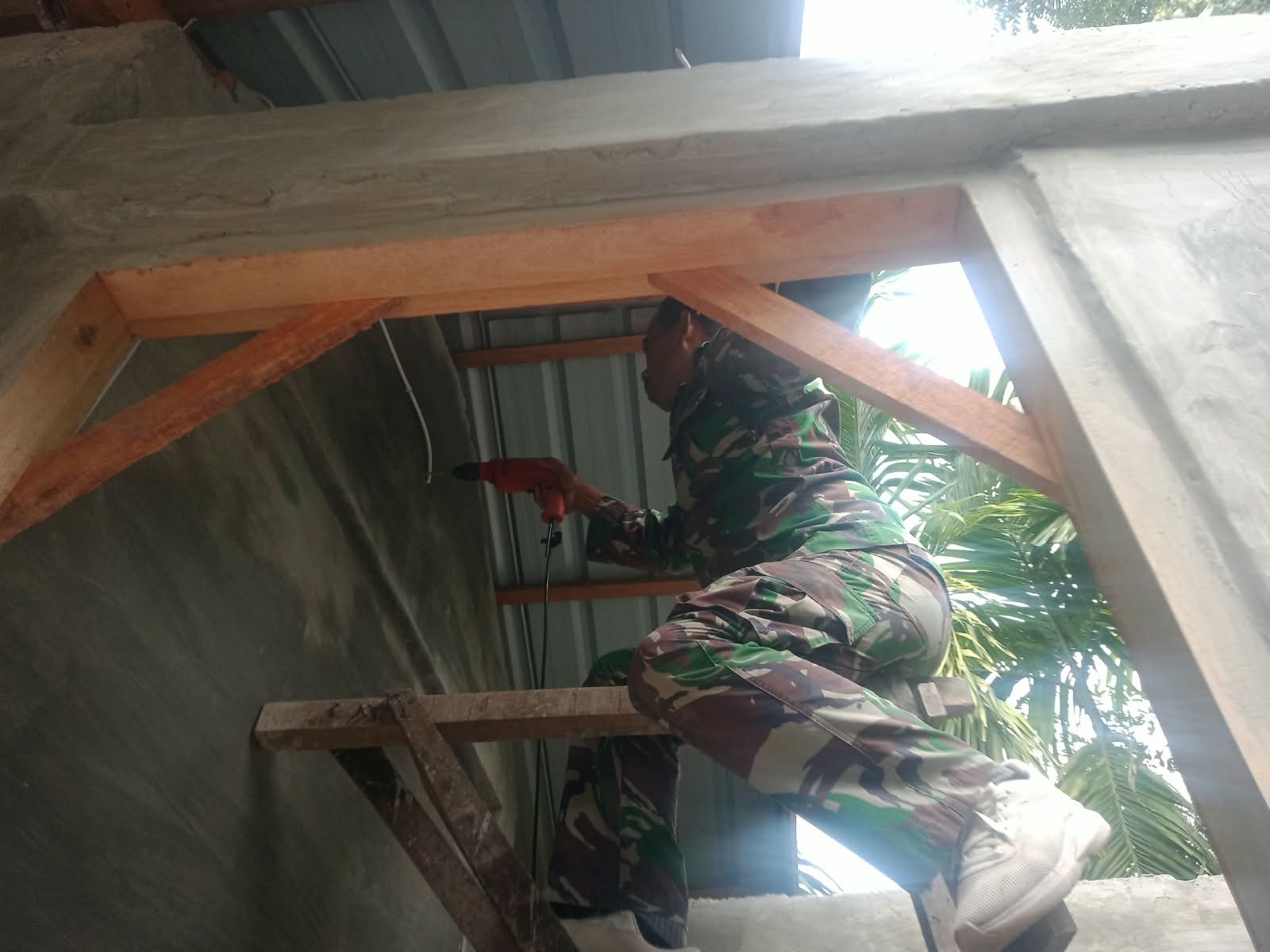 Satgas TMMD Ke-129 Kodim 0102/Pidie Rampungkan Instalasi Listrik MCK, Fasilitas Siap Dimanfaatkan Warga