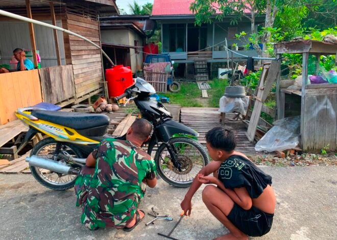 Datang Untuk Berbagi Keahlian, Sertu Yudha Purnomo Anggota Satgas TMMD Kodim 1206/Psb Perbaiki Motor Warga Desa Ulak Pauk yang Rusak