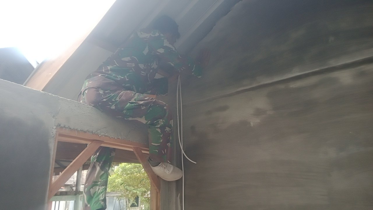 Finishing: Tim Teknisi Satgas TMMD ke-129 Kodim 0102/Pidie Pasang Instalasi Listrik di Lokasi MCK