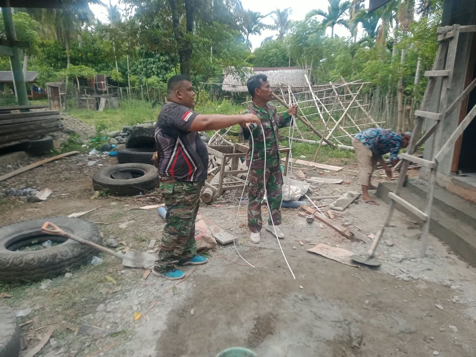 Tahap Finishing TMMD Ke-129, Tim Teknisi Satgas Lengkapi MCK dengan Instalasi Penerangan