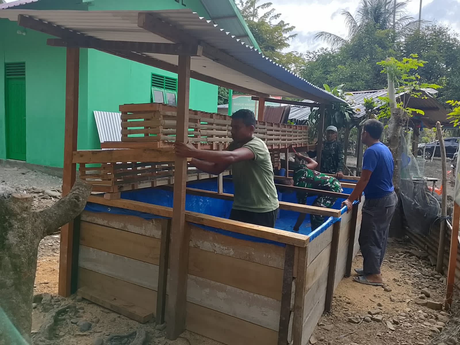 Satgas TMMD ke-129 Kodim 0102/Pidie Rampungkan Kandang Ayam dan Kolam Lele, Perkuat Ketahanan Pangan Keluarga
