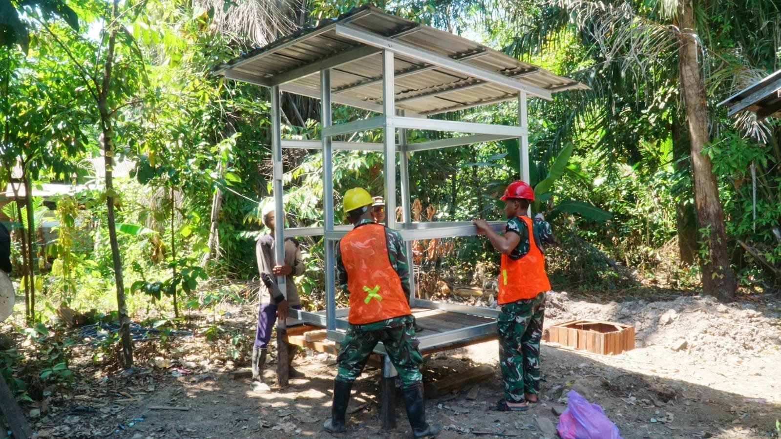 Rumah MCK Sasaran 4 Mulai Terpasang, TMMD Ke-129 Wujudkan Lingkungan Sehat di Desa Bandaraya