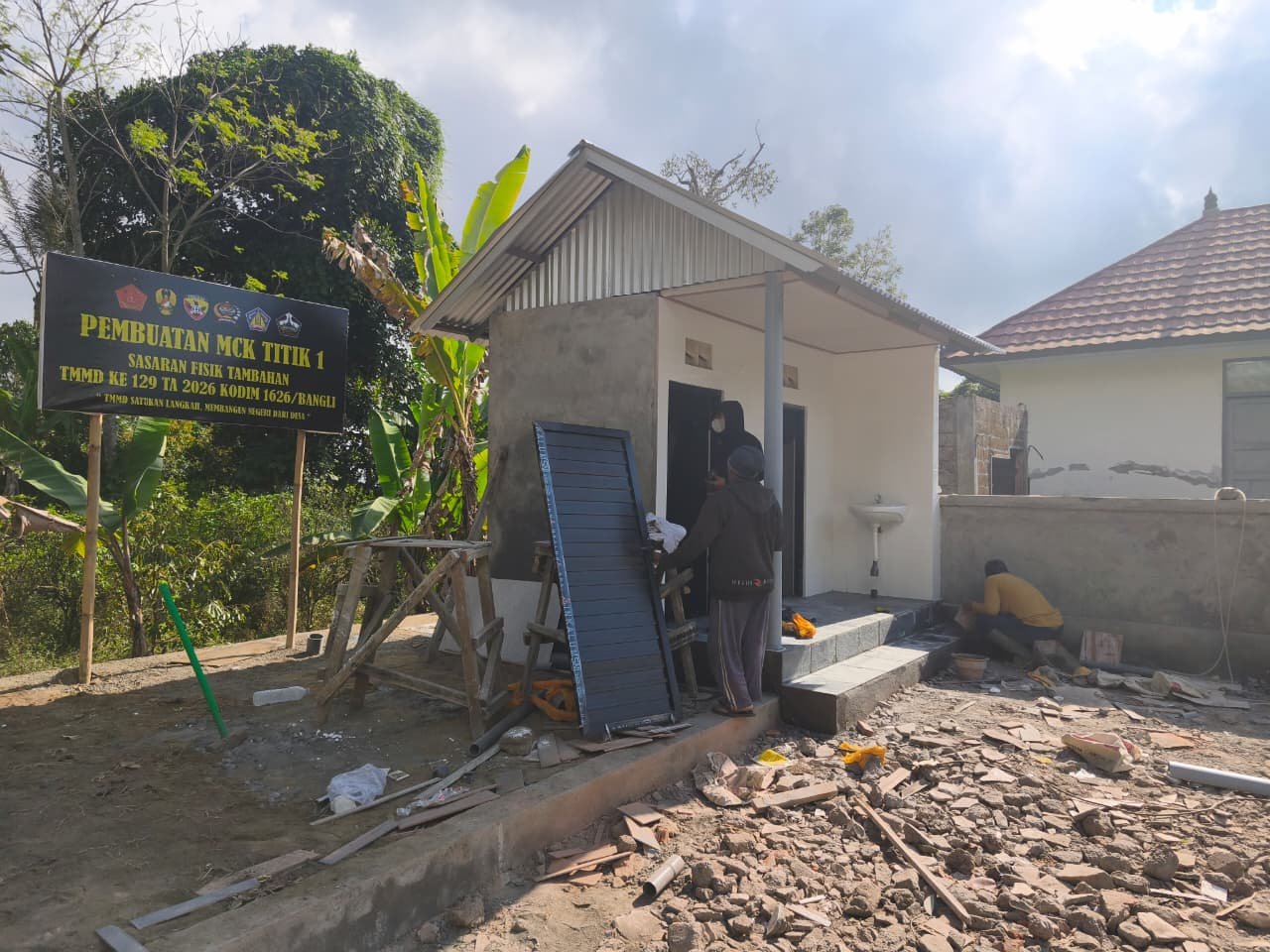 Tahap Akhir, Satgas TMMD Rampungkan Pembuatan MCK Fasum Desa Sekardadi