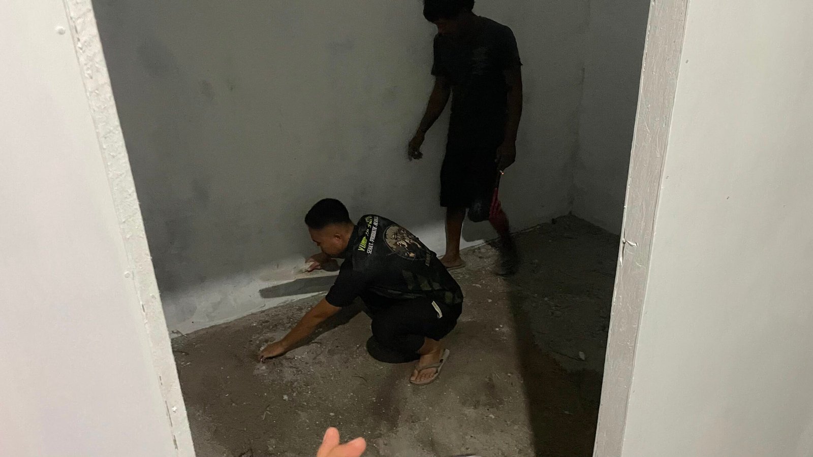 Menuju Lantai Berkeramik, Satgas TMMD Bangka Ratakan Tanah Dasar RTLH Pak Ardiansyah
