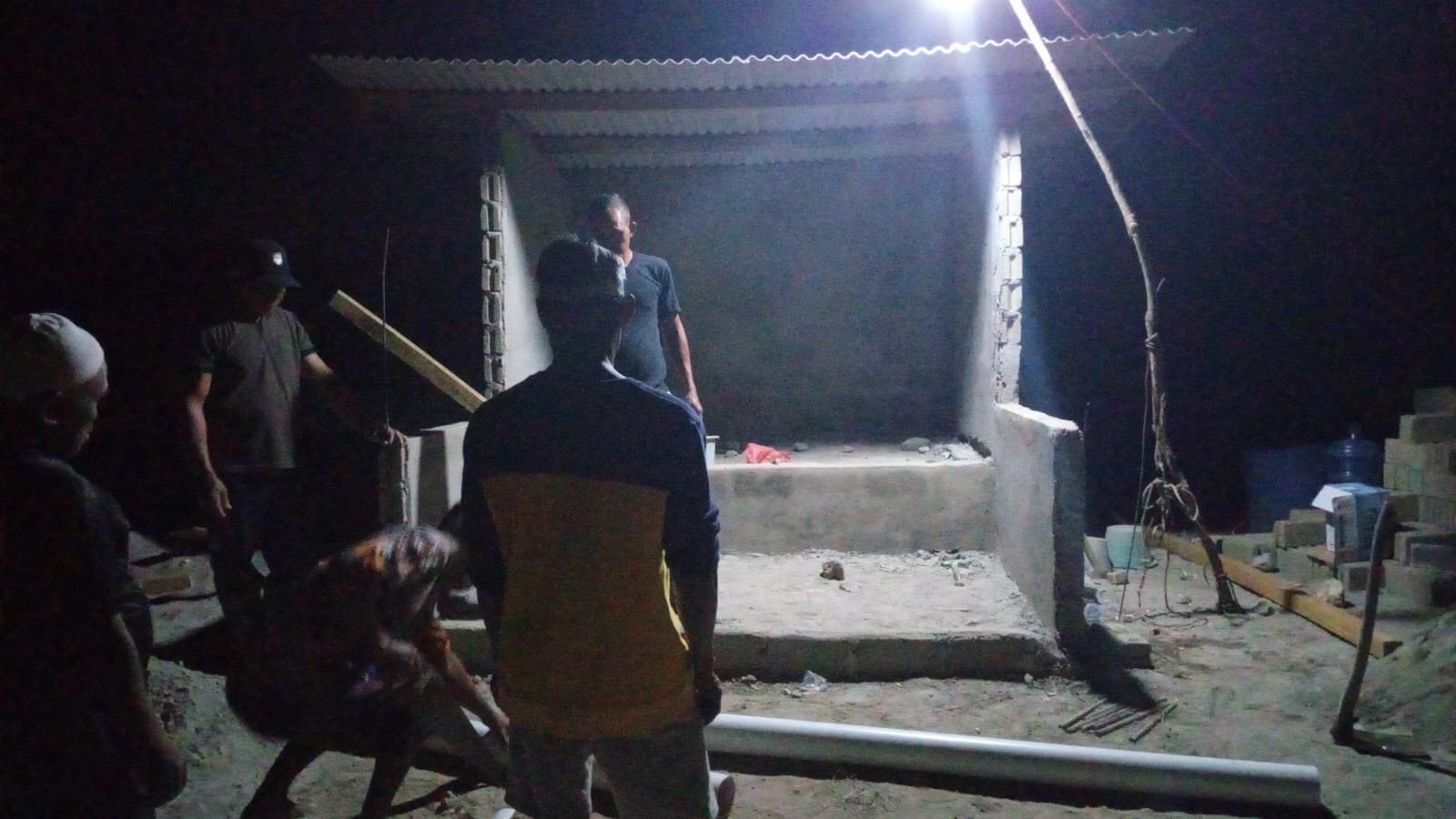 tidak terlihat raut lelah yang mengurangi semangat mereka untuk menyelesaikan pembangunan.