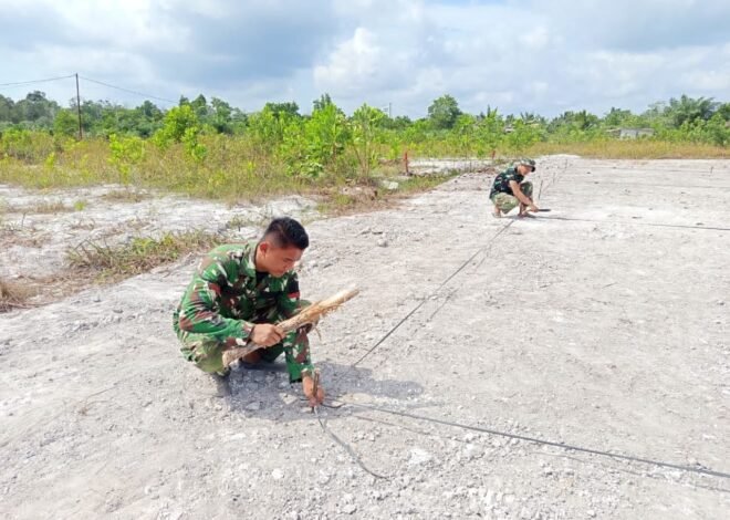 Bangkitkan Gairah Olahraga Warga, Prajurit TNI Kodim 0413/Bangka Gotong Royong Buat Lapangan Voli