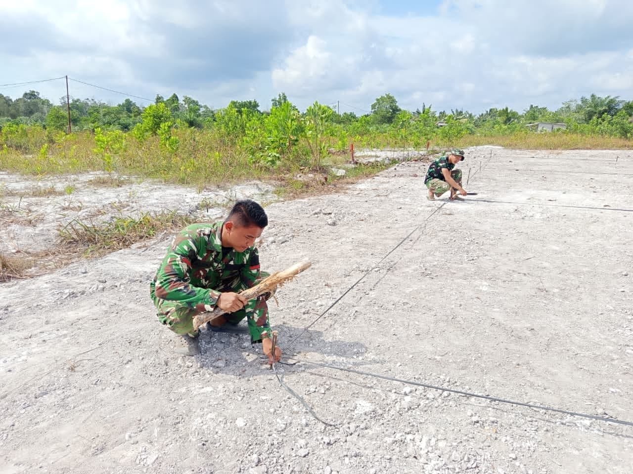 Bangkitkan Gairah Olahraga Warga, Prajurit TNI Kodim 0413/Bangka Gotong Royong Buat Lapangan Voli