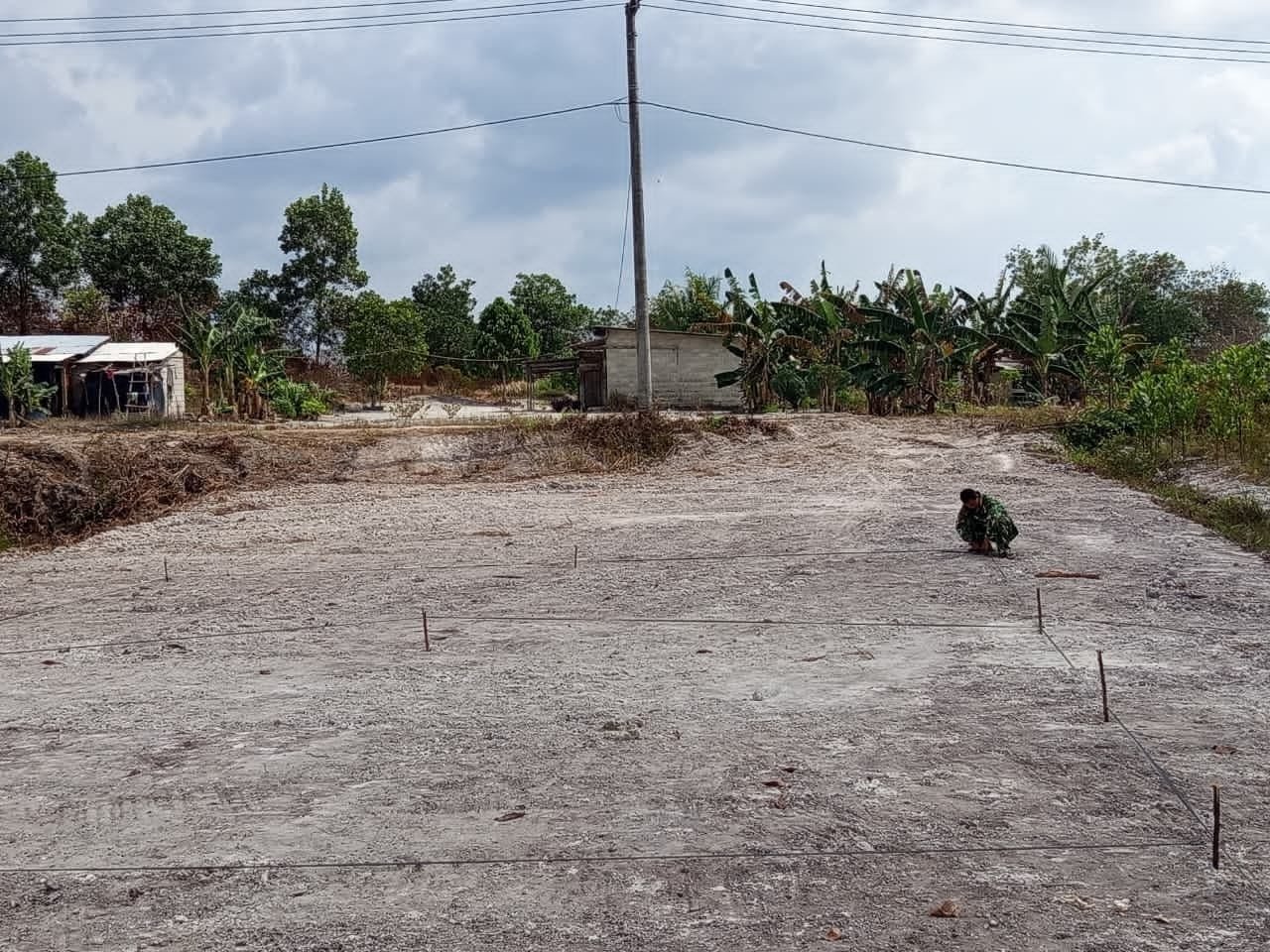 Tak Hanya Bangun Infrastruktur, TMMD Kodim 0413/Bangka Hadirkan Lapangan Voli untuk Warga