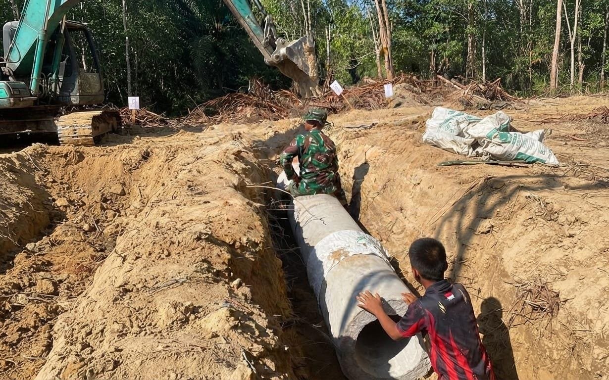 Lancarkan Aliran Air dan Perkuat Akses Jalan, Satgas TMMD 129 Kodim 0413/Bangka Genjot Pengerjaan Gorong-Gorong