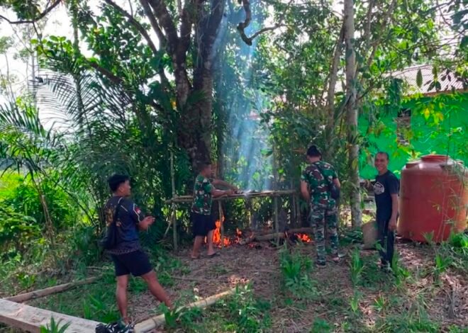 Di Sela-sela Kegiatan, Anggota Satgas TMMD Regtas Ke-129 Kodim 1206/Putussibau Bantu Warga Buat Salai Ikan