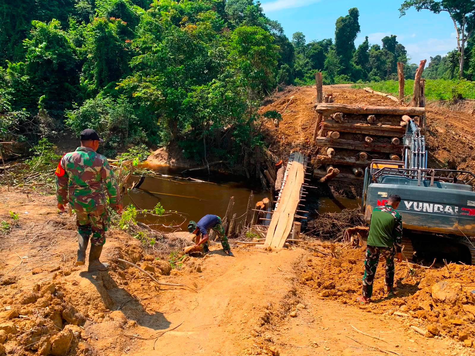 Kerja Sama Satgas TMMD Regtas Ke-129 Kodim 1206/Putussibau Pada Pembangunan Jembatan Penghubung Desa Dari Dua Kecamatan Sangat Luar Biasa