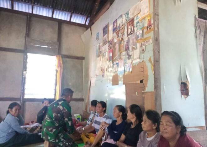 Wujud Kepedulian, Satgas TMMD Regtas Ke-129 Kodim 1206/Putussibau Berikan Santunan kepada Warga Dusun Belatung yang Meninggal Dunia