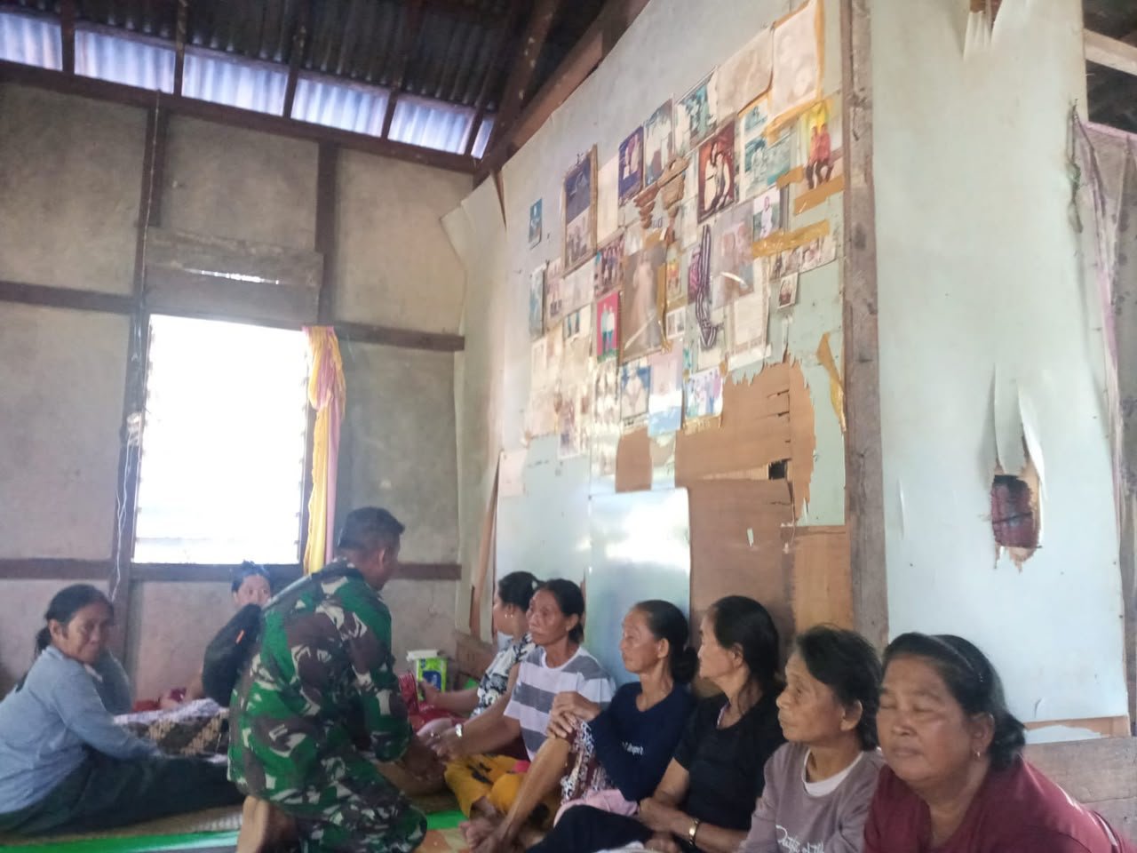Wujud Kepedulian, Satgas TMMD Regtas Ke-129 Kodim 1206/Putussibau Berikan Santunan kepada Warga Dusun Belatung yang Meninggal Dunia