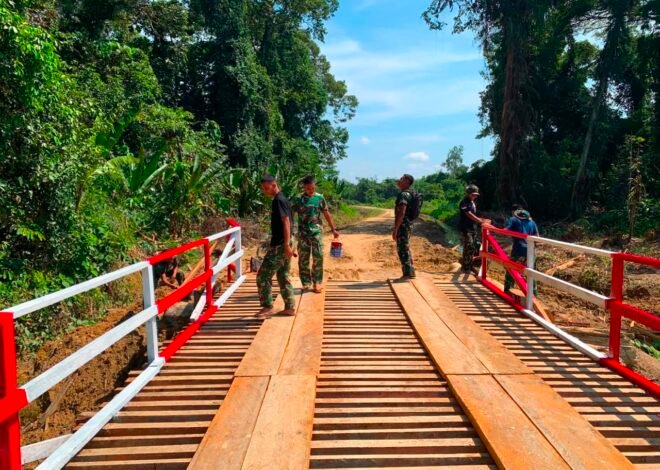 Percantik Infrastruktur Desa, Prajurit TMMD Regtas Ke-129 Kodim 1206/Putussibau Lakukan Pengecatan Jembatan Kerato