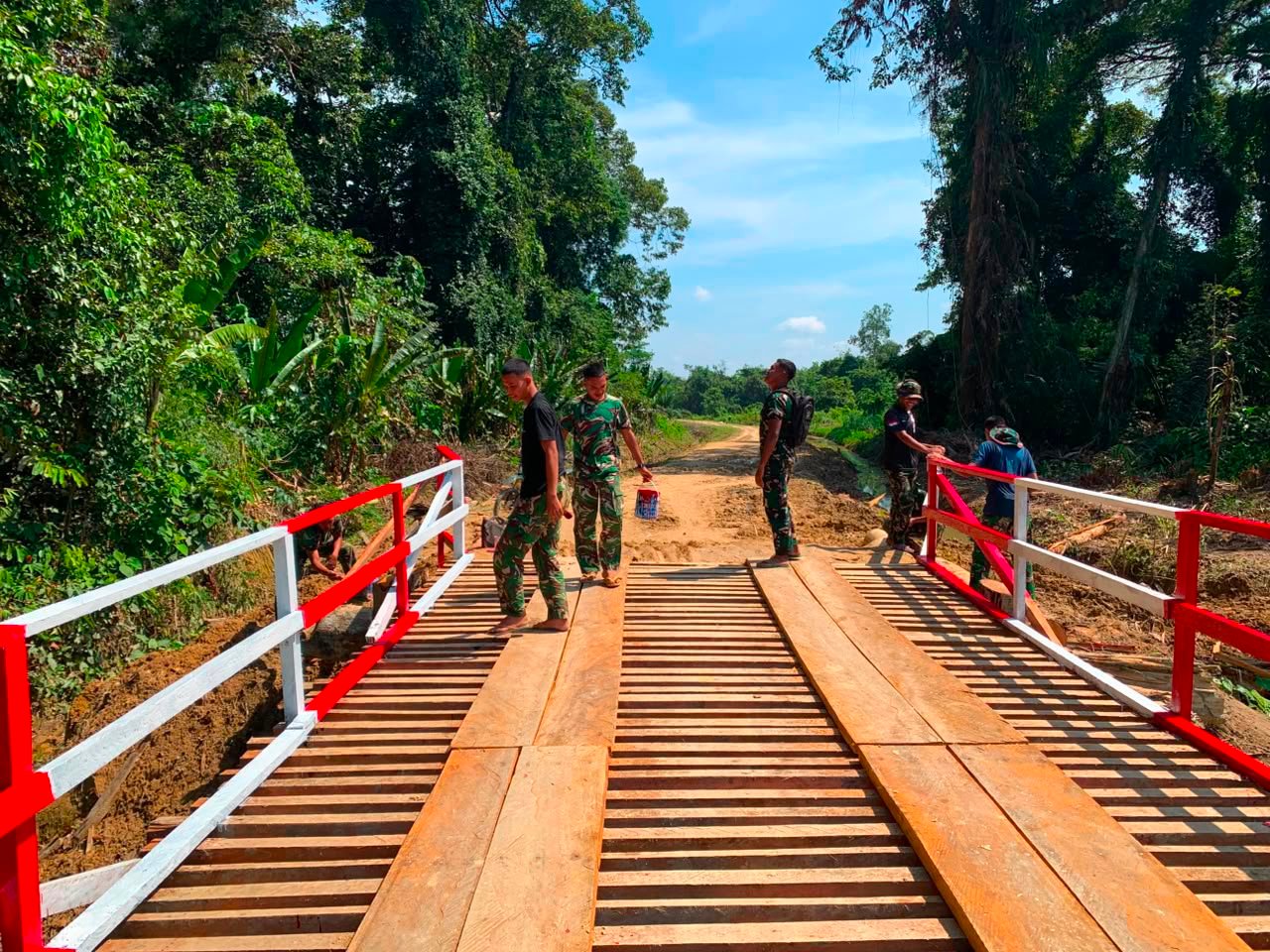 Percantik Infrastruktur Desa, Prajurit TMMD Regtas Ke-129 Kodim 1206/Putussibau Lakukan Pengecatan Jembatan Kerato