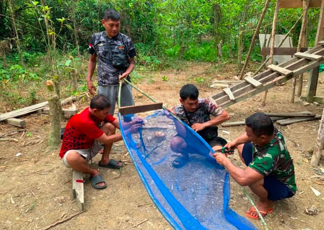 Jalin Keakraban Bersama Warga, Anggota Satgas TMMD Regtas Ke-129 Kodim 1206/Putussibau Bantu Warga Dusun Pala Pintas Buat Jaring Ikan