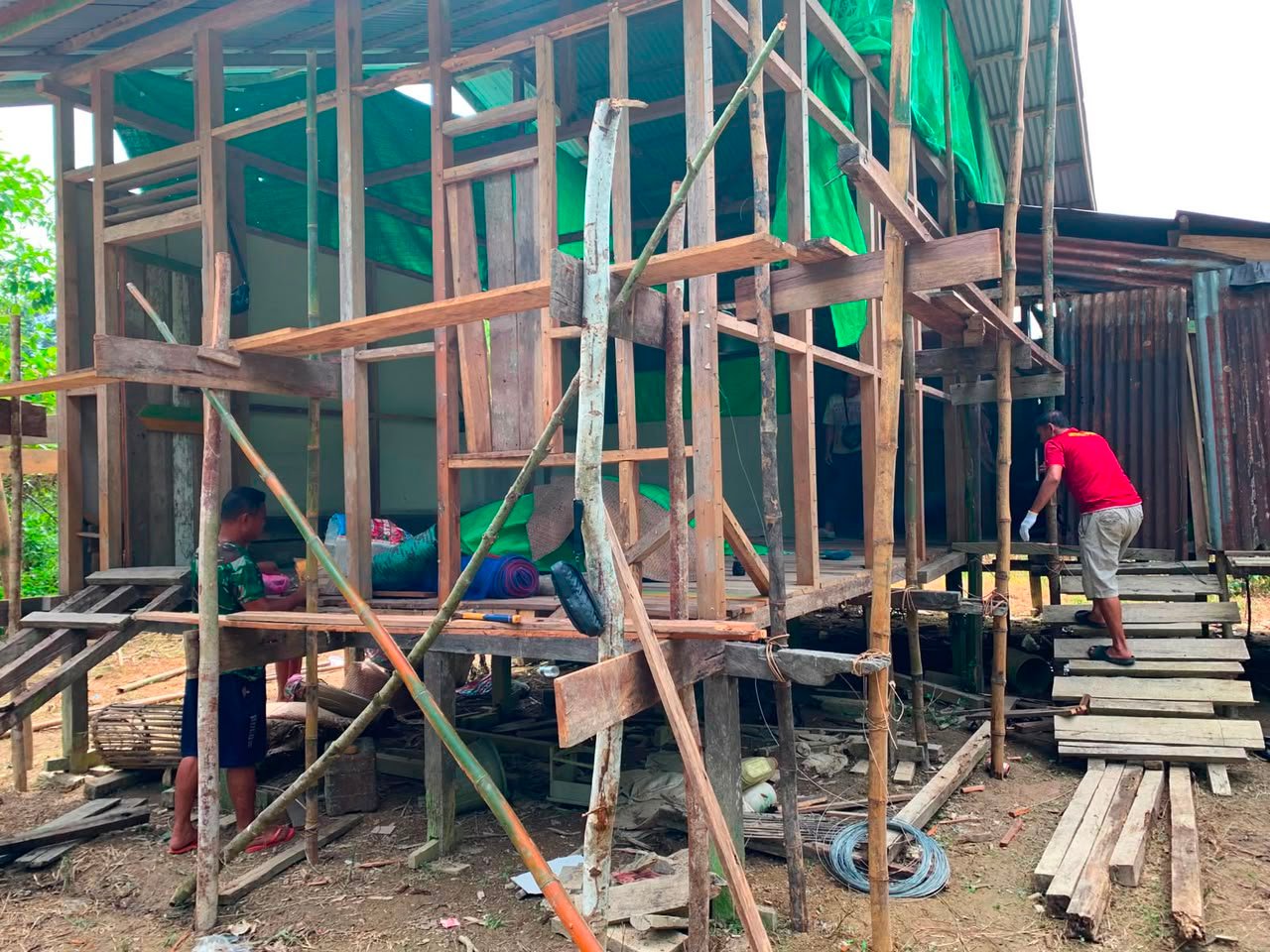 Wujudkan Hunian Layak di Dusun Pala Pintas, Satgas TMMD Regtas Ke-129 Kodim 1206/Putussibau Kerjakan RTLH Sasaran Ke-III