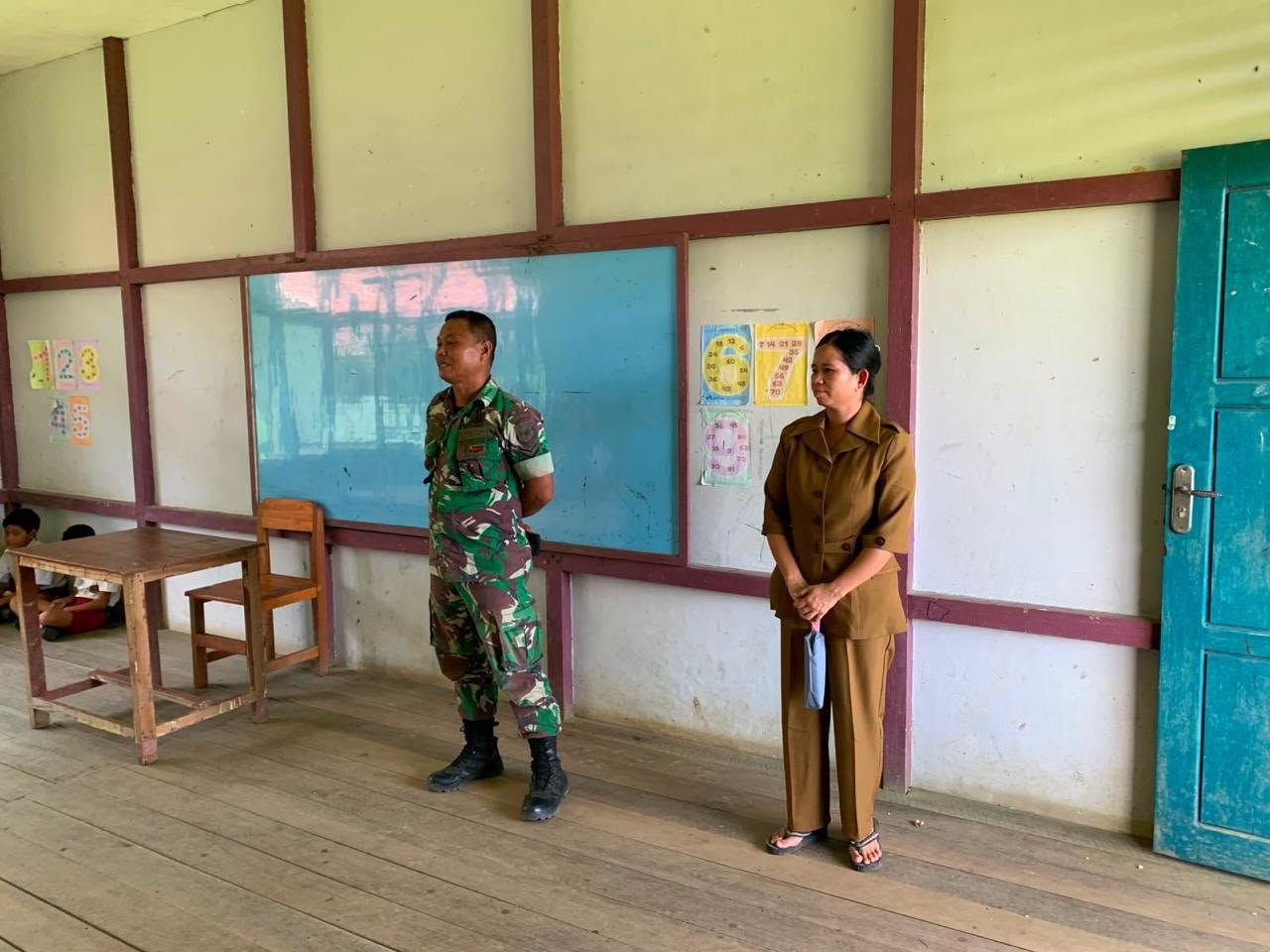 Tanamkan Cinta Tanah Air Sejak Dini, Satgas TMMD ke-129 Kodim 1206/Putussibau Berikan Wawasan Kebangsaan kepada Siswa SDN 04 Belatung.
