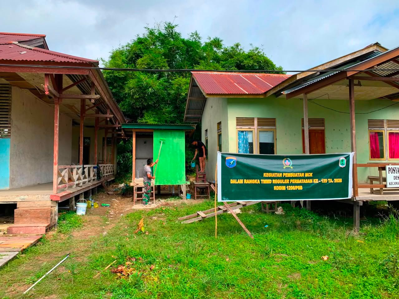 Percepat Finishing MCK, Satgas TMMD Regtas Ke-129 Kodim 1206/Putussibau Genjot Pengecatan