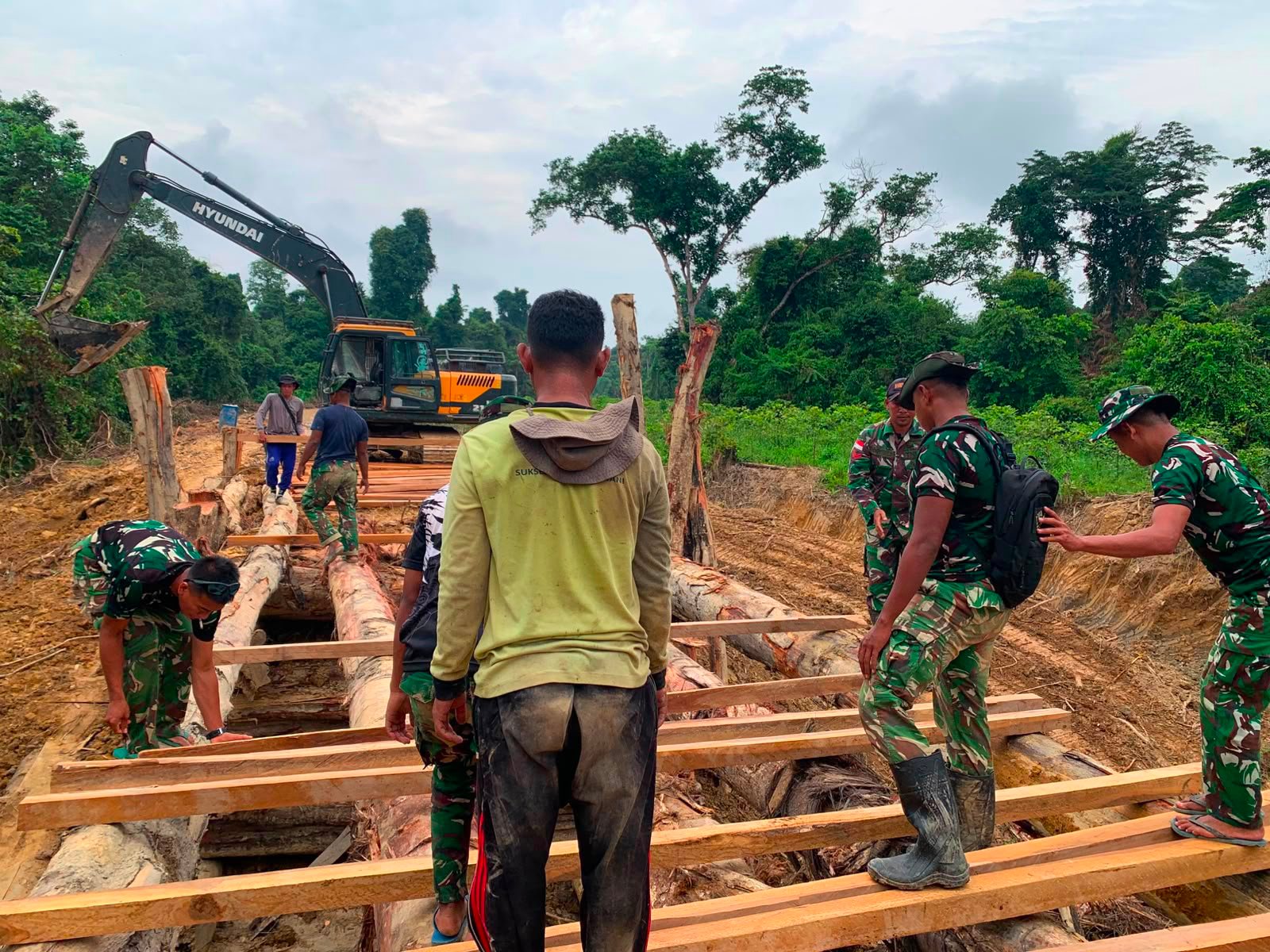 Satgas TMMD Regtas Ke-129 Kodim 1206/Putussibau Hampir Selesaikan Jembatan Nuangan di Desa Ulak Pauk
