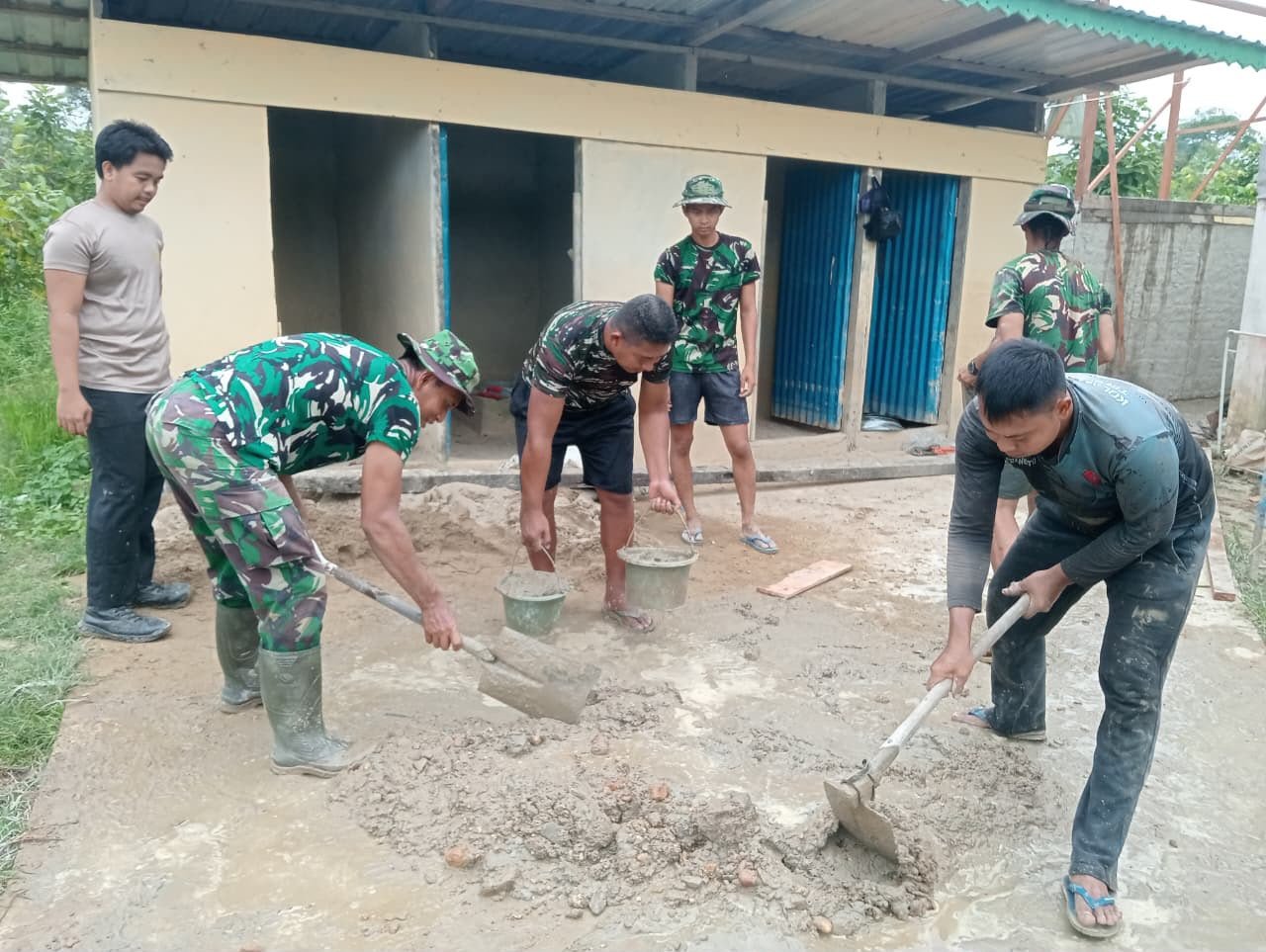 Perkuat Struktur Bangunan, Satgas TMMD ke-129 Kodim 1206/Putussibau Laksanakan Pengecoran Tandon Air.