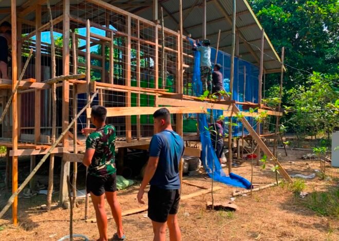 Perkuat Struktur Bangunan, Satgas TMMD Regtas Ke-129 Pasang Kawat Sinpai pada RTLH Sasaran Ke-3