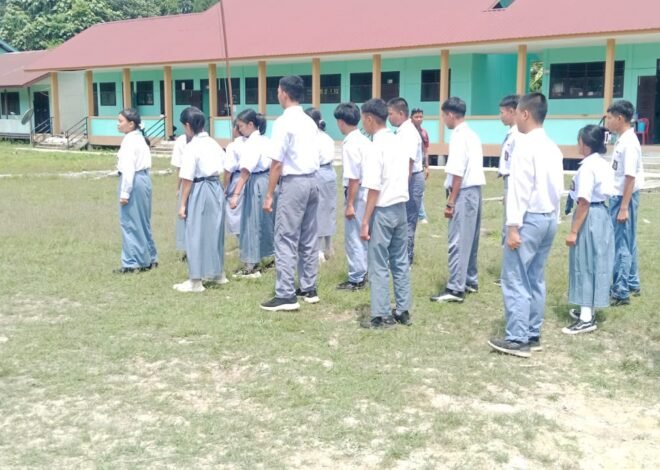 Tanamkan Disiplin Sejak Dini, Anggota Satgas TMMD ke-129 Kodim 1206/Putussibau Ajarkan Peraturan Baris-Berbaris kepada Pelajar.