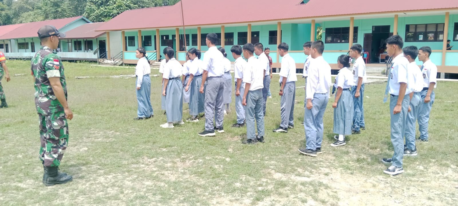Tanamkan Disiplin Sejak Dini, Anggota Satgas TMMD ke-129 Kodim 1206/Putussibau Ajarkan Peraturan Baris-Berbaris kepada Pelajar.