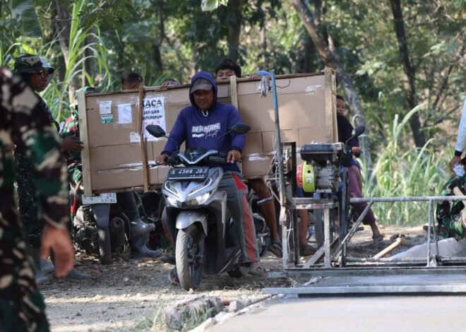 Kehangatan di Lokasi TMMD 129, Sapaan Ramah Prajurit TNI Sambut Warga yang Melintas di Pembangunan Jalan Rabat Beton