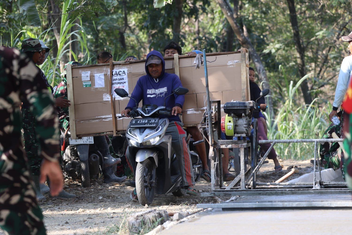 Kehangatan di Lokasi TMMD 129, Sapaan Ramah Prajurit TNI Sambut Warga yang Melintas di Pembangunan Jalan Rabat Beton