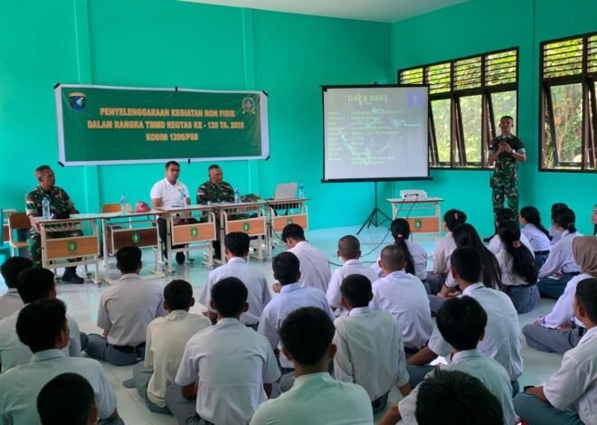 Satgas TMMD ke-129 Kodim 1206/Putussibau Sosialisasikan Penerimaan TNI AD kepada Siswa SMA Negeri 01 Martinus.
