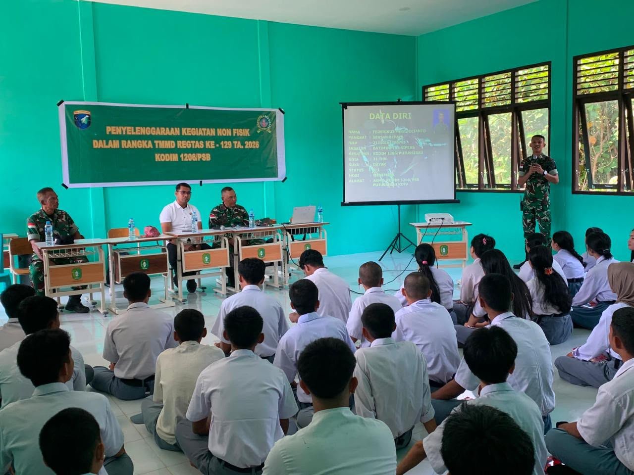 Satgas TMMD ke-129 Kodim 1206/Putussibau Sosialisasikan Penerimaan TNI AD kepada Siswa SMA Negeri 01 Martinus.