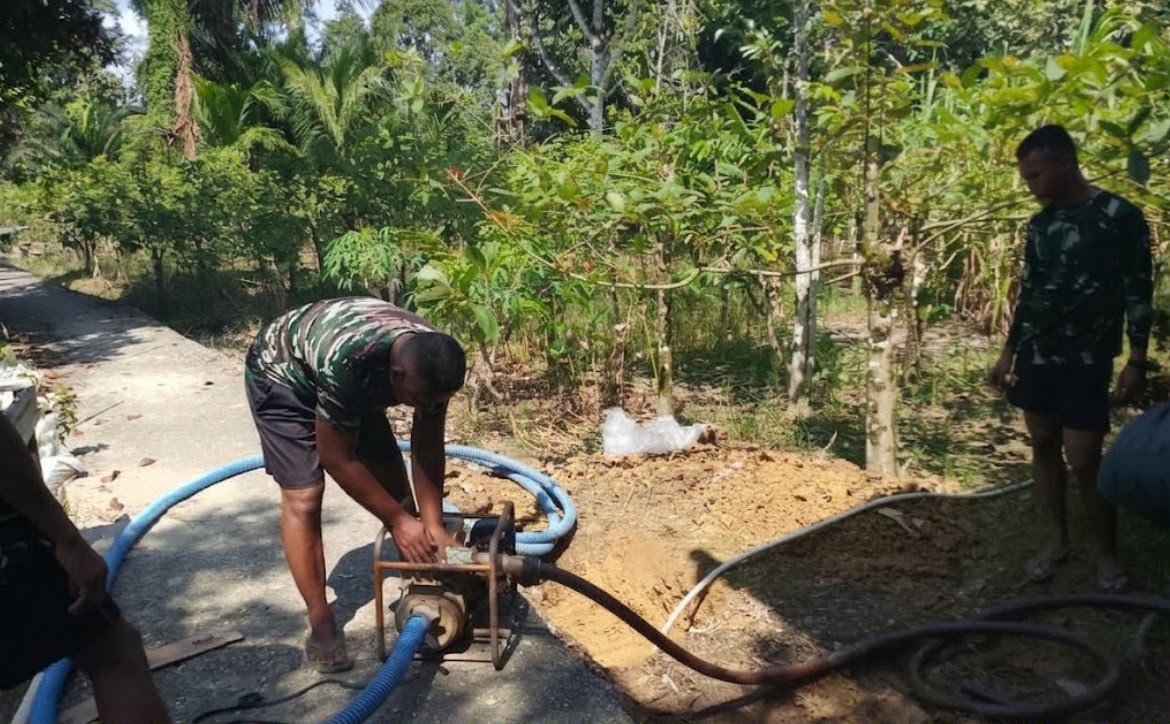 PERJUANGAN TAK KENAL LELAH, AKHIRNYA SUMUR BOR DI GEDUNG SERBAGUNA DESA ULAK PAUK KELUARKAN AIR