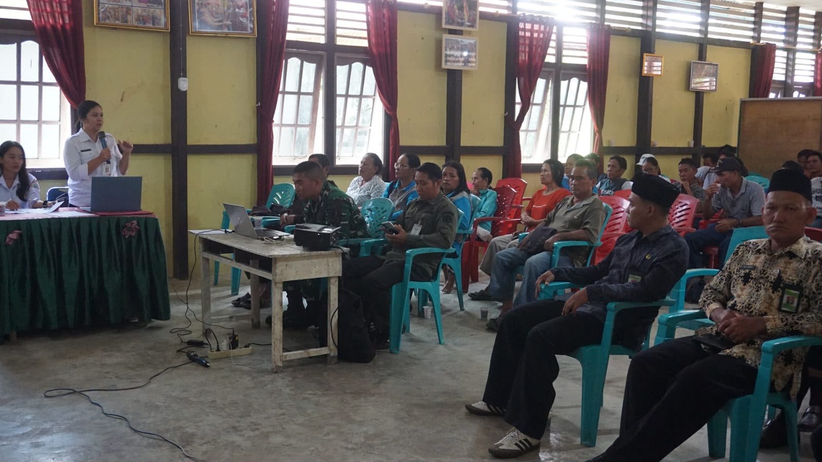 Melalui TMMD Ke-129, Kodim 1206/Putussibau Edukasi Warga Desa Ulak Pauk tentang Posyandu dan Posbindu PTM.