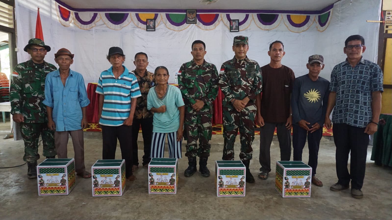 Danrem 121/Abw Berikan Tali Asih Kepada Masyarakat Desa Ulak Pauk, Wujud Kepedulian TNI Dalam TMMD Regtas Ke-129