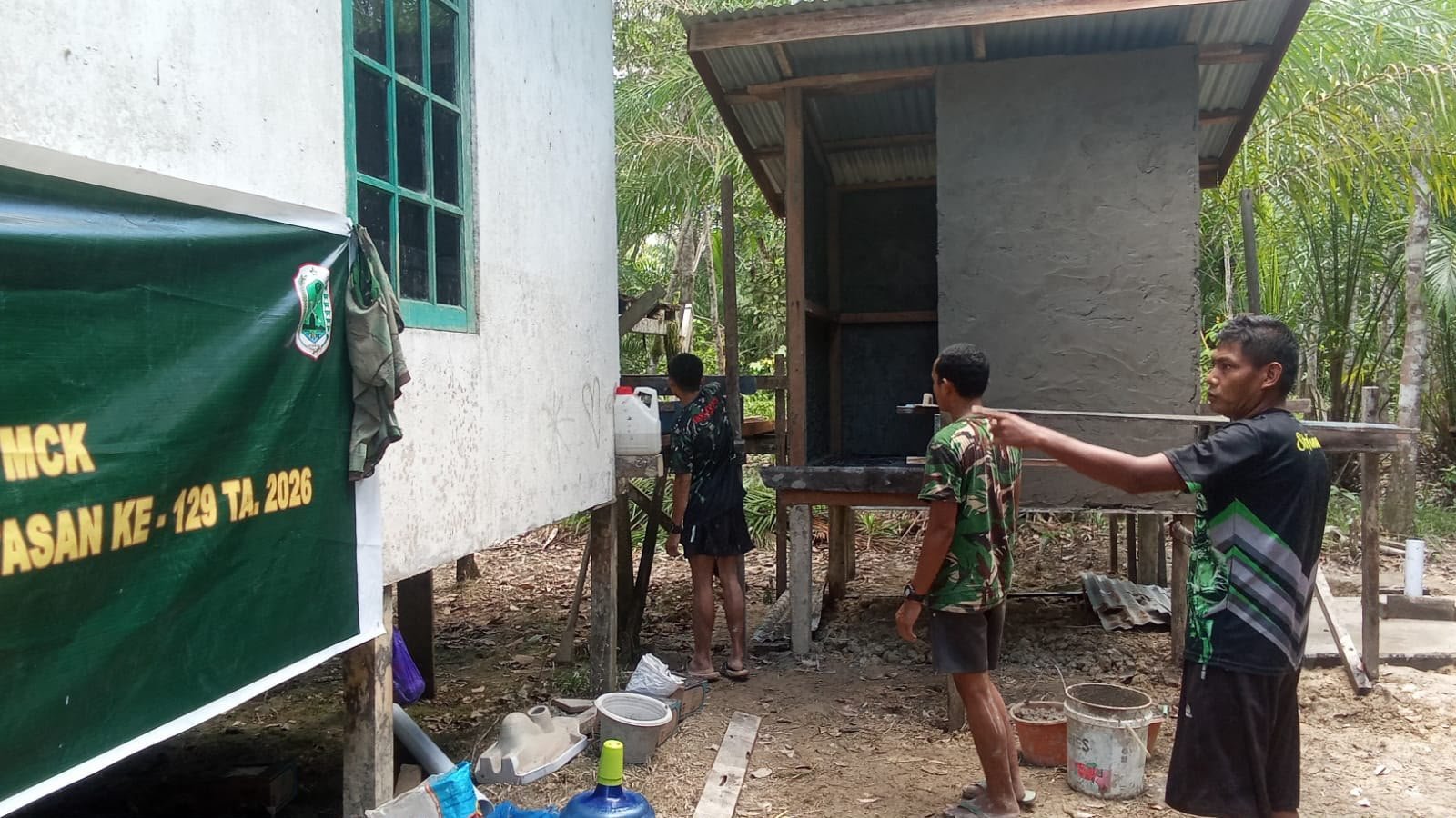 Masuki Tahap Plester, Pembangunan MCK di Gereja Santo Fransiskus Xaverius Ulak Pauk oleh Satgas TMMD Reguler ke-129 Kodim 1206/Putussibau Sebentar Lagi Rampung