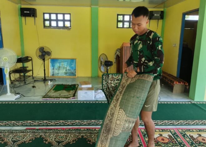 UMAT BERKAH, SATGAS TMMD REGTAS KE-129 KODIM 1206/PUTUSSIBAU BERSIHKAN MASJID AL-HIDAYAH ULAK PAUK