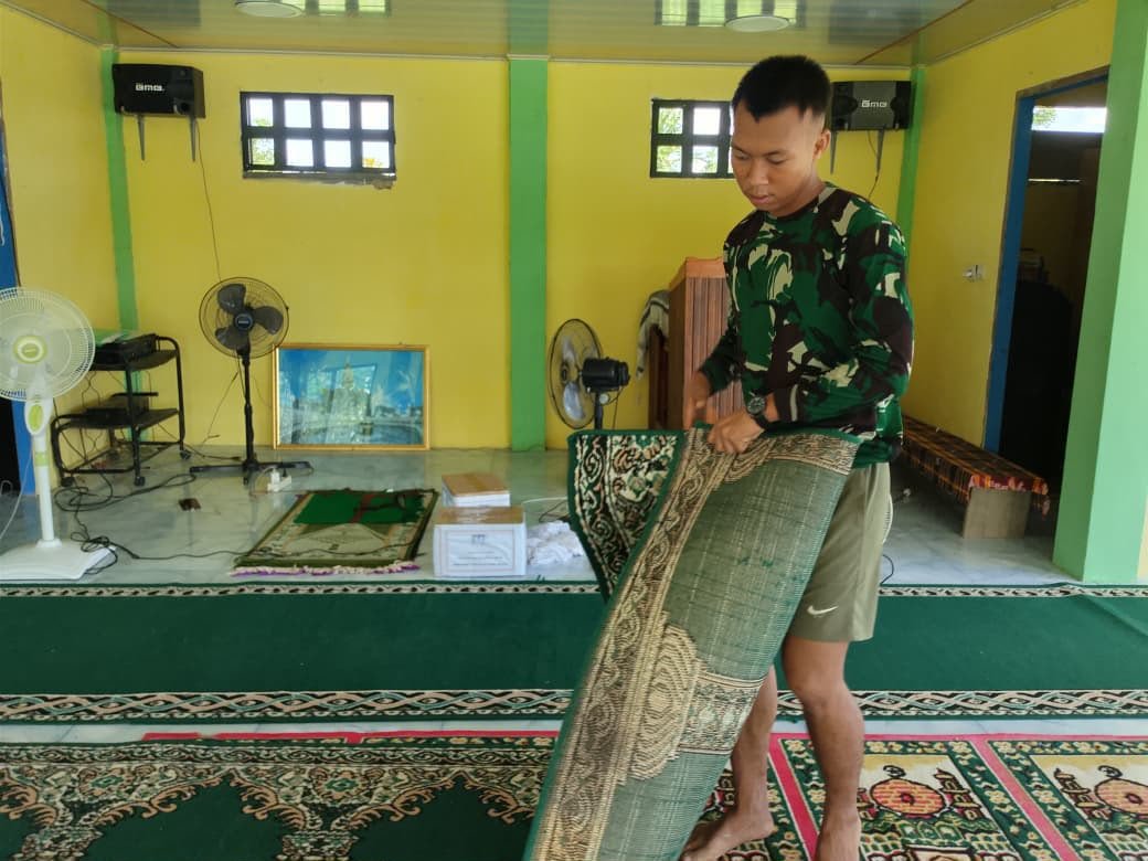 UMAT BERKAH, SATGAS TMMD REGTAS KE-129 KODIM 1206/PUTUSSIBAU BERSIHKAN MASJID AL-HIDAYAH ULAK PAUK