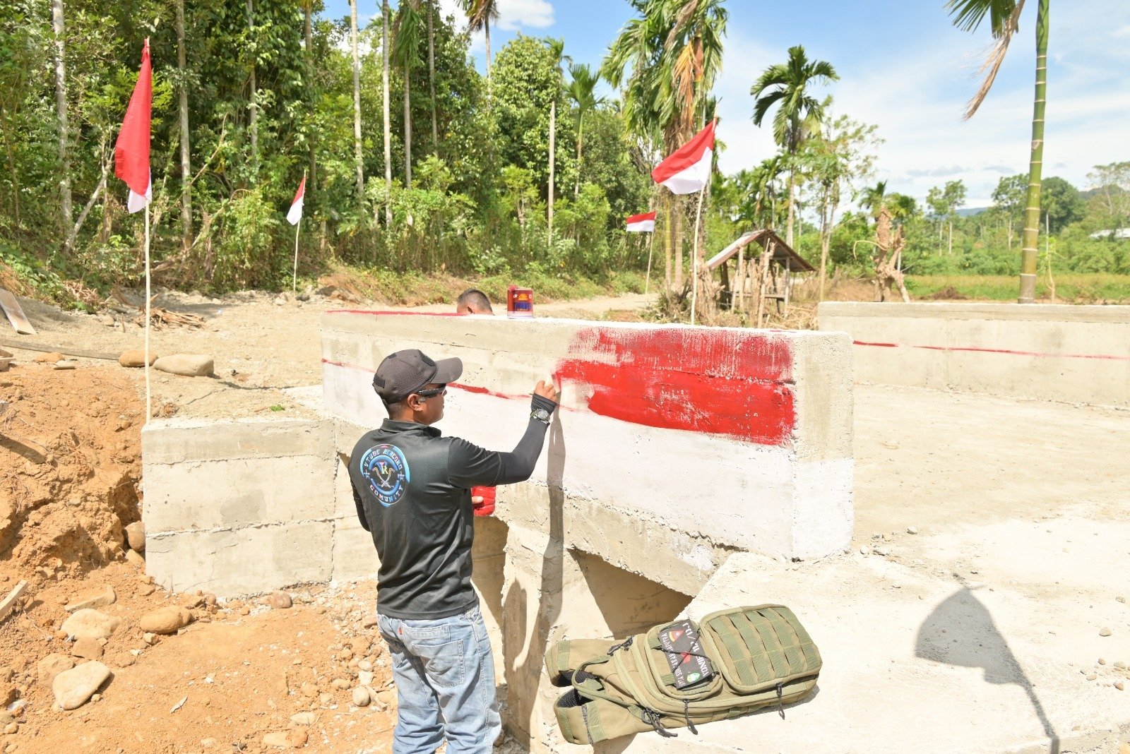 Bendera Merah Putih Menghiasi Proyek TMMD, Tanda Cinta Tanah Air