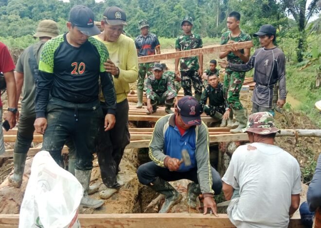 Gotong Royong Jadi Kekuatan, Satgas TMMD ke-129 Kodim 1206/Putussibau Kebebut Pembangunan Jembatan
