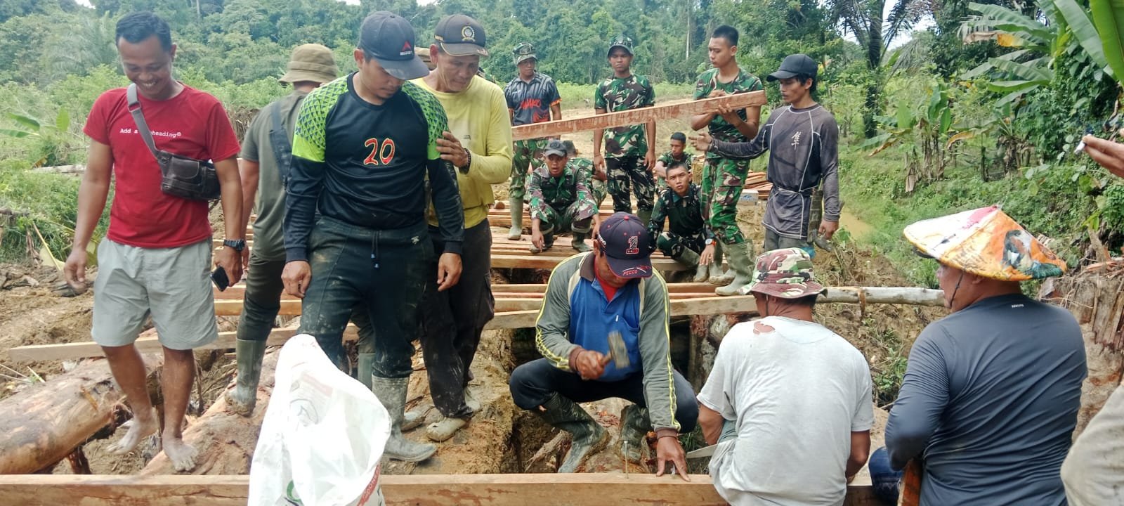 Gotong Royong Jadi Kekuatan, Satgas TMMD ke-129 Kodim 1206/Putussibau Kebebut Pembangunan Jembatan