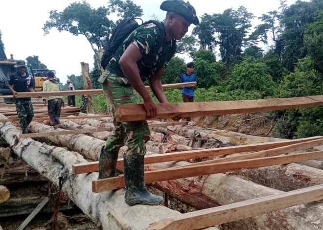 Hadapi Tantangan Lapangan, Satgas TMMD ke-129 Kodim 1206/Putussibau Tetap Genjot Pembangunan Jembatan