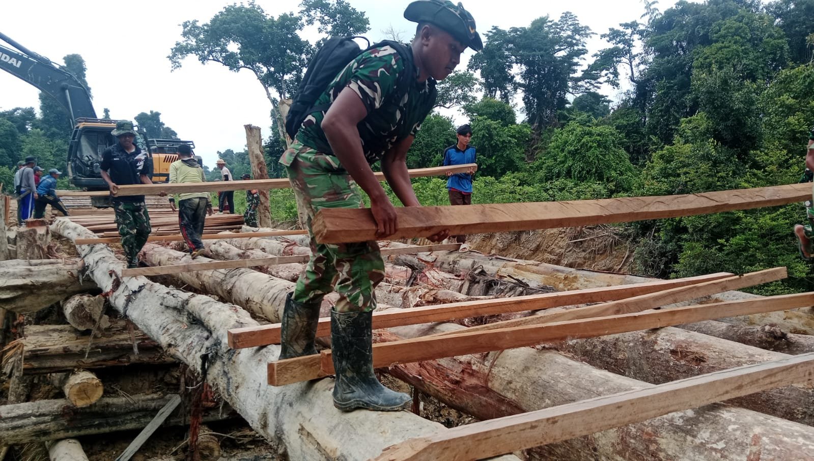 Hadapi Tantangan Lapangan, Satgas TMMD ke-129 Kodim 1206/Putussibau Tetap Genjot Pembangunan Jembatan