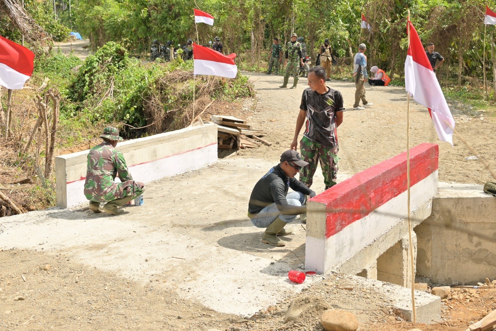 Sambut HUT RI ke-81, Satgas TMMD Percantik Sasaran Fisik dengan Merah Putih