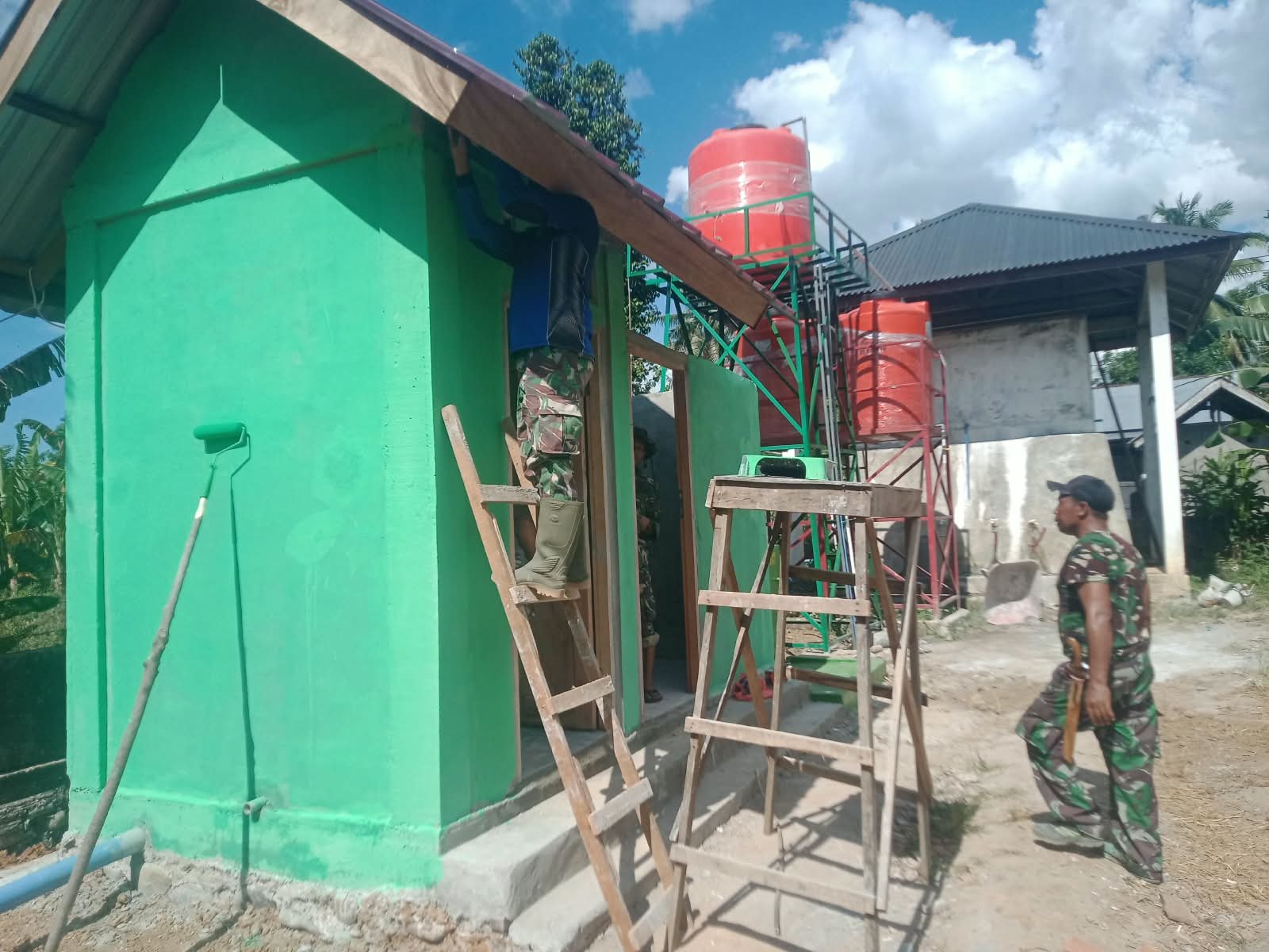 Finishing MCK TPU Lhok Panah Dikebut, Satgas TMMD Pastikan Kualitas Sebelum Penutupan