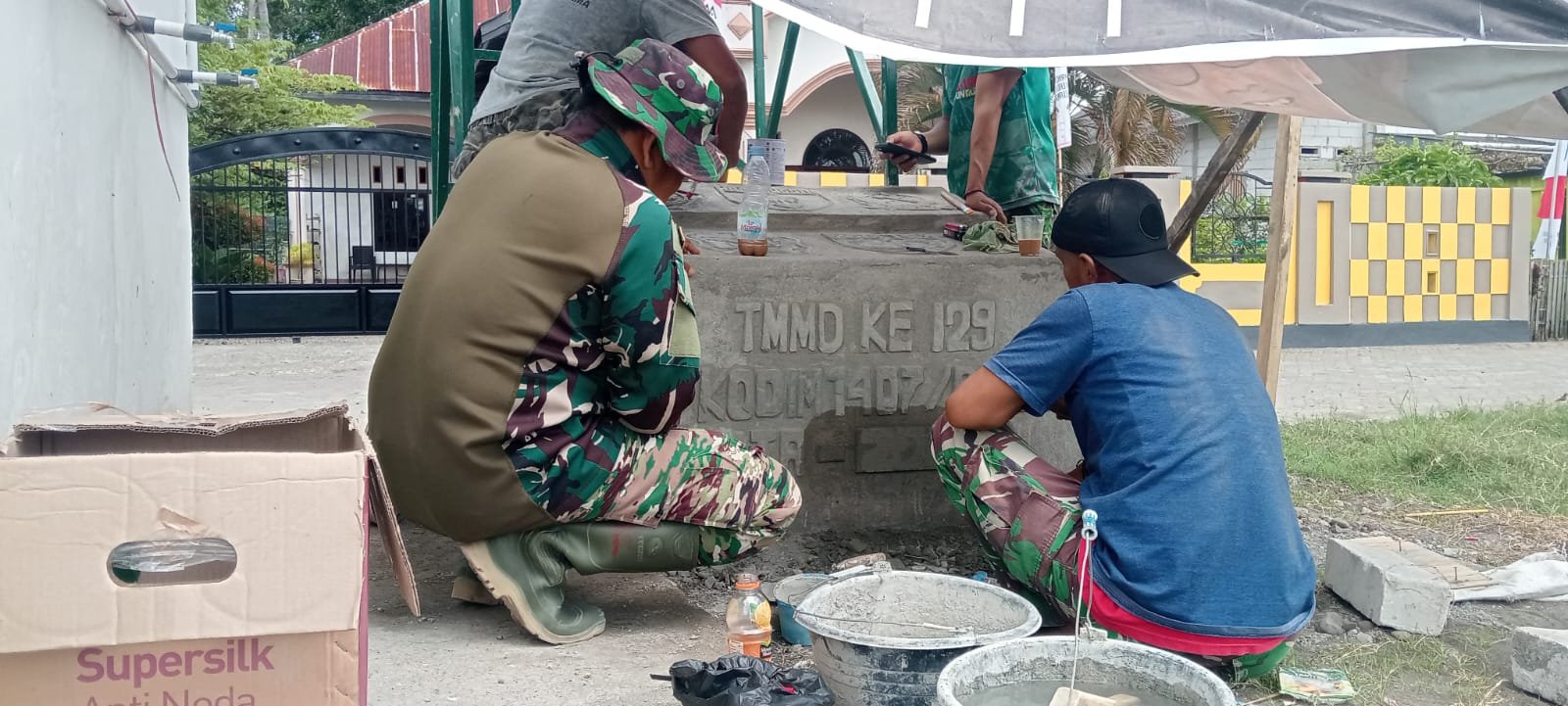Satgas TMMD ke-129 Kodim 1407/Bone Buat Prasasti Jambanisasi di Kelurahan Maroanging